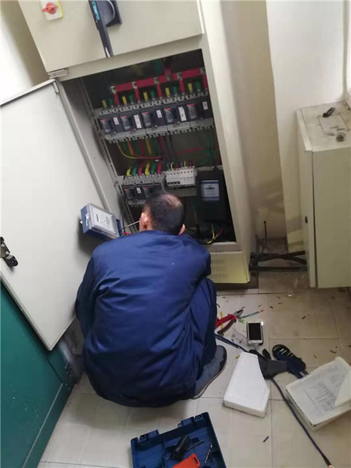 连夜电力抢修保障企业安全生产 (2).jpg 连夜电力抢修保障企业安全生产 (2).jpg